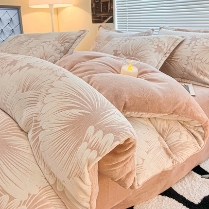 91家纺网 家纺一手货源 找家纺 2024新款A类高克重立体浮雕牛奶绒加厚保暖系列-四件套 烟花浅粉