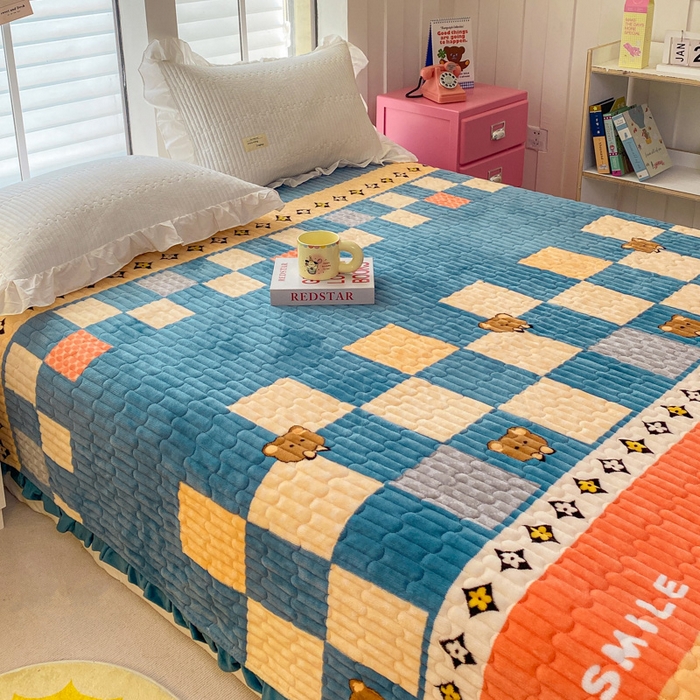 91家纺网 家纺一手货源 找家纺 胜权家纺 2024秋冬新款印花牛奶绒加厚保暖圆角花边夹棉床盖 格子熊