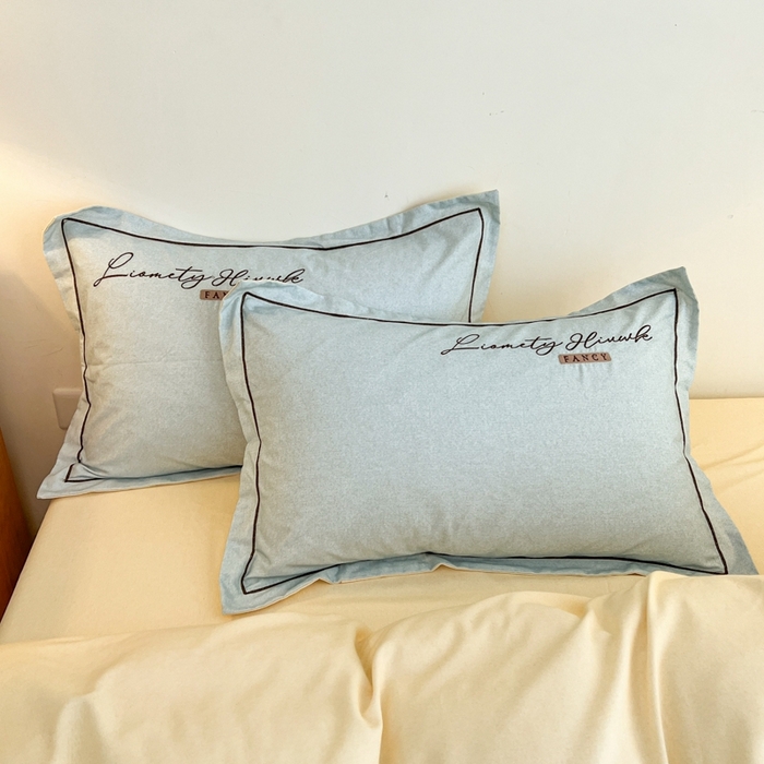 91家纺网 家纺一手货源 找家纺 菲梵家纺 2025新款纯色双拼全棉加厚磨毛刺绣款四件套（自然光场景） 天空蓝+奶昔白