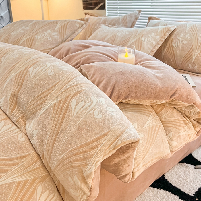 91家纺网 家纺一手货源 找家纺 2024新款A类高克重立体浮雕牛奶绒加厚保暖系列-被套 流年花束粉