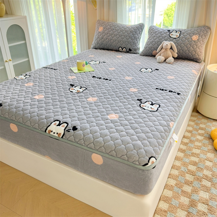 91家纺网 家纺一手货源 找家纺 康纳利 2024新款A类抗菌加厚牛奶绒印花夹棉包边床笠可搭配同款四件套提供买家秀 波点兔