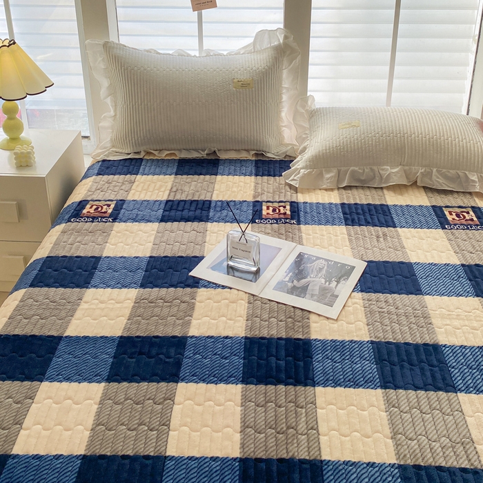 91家纺网 家纺一手货源 找家纺 胜权家纺 2024秋冬新款印花牛奶绒加厚保暖圆角花边夹棉床盖 蓝大格