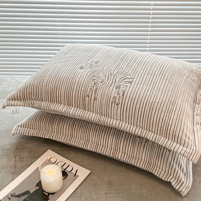 91家纺网 家纺一手货源 找家纺 2024新款A类高克重立体浮雕牛奶绒加厚保暖系列-枕套 斑马灰