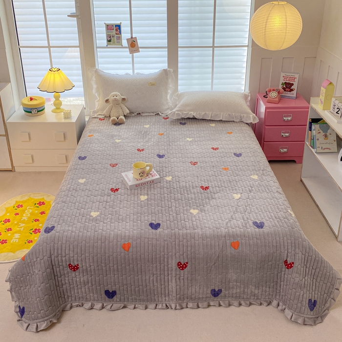 91家纺网 家纺一手货源 找家纺 胜权家纺 2024秋冬新款印花牛奶绒加厚保暖圆角花边夹棉床盖 多彩爱心灰