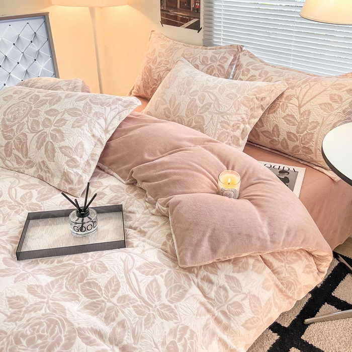 91家纺网 家纺一手货源 找家纺 2024新款A类高克重立体浮雕牛奶绒加厚保暖系列-被套 爱意浓粉