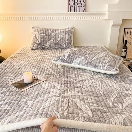 91家纺网 家纺一手货源 找家纺 （总）2024新款北极立体浮雕绒宽包边床垫