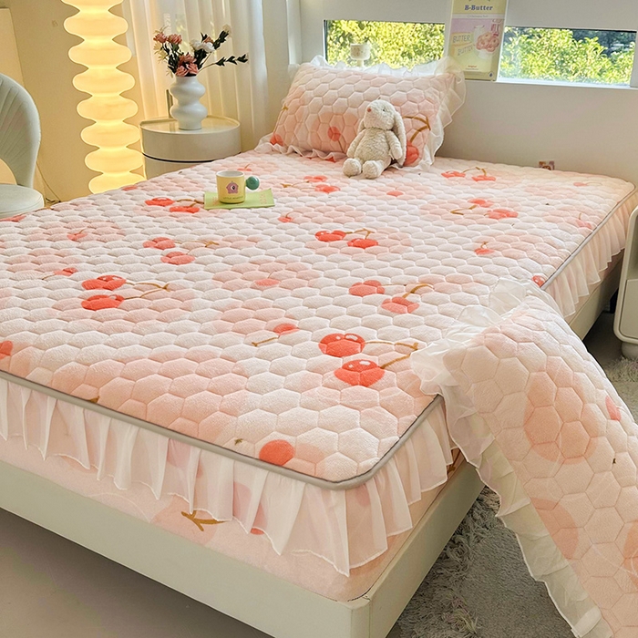 91家纺网 家纺一手货源 找家纺 伊人坊 2024冬季加厚牛奶绒花边夹棉床笠三件套纯色印花花边款床垫保护套 爱心樱桃