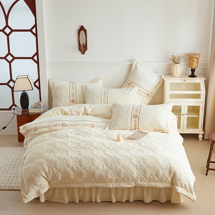 91家纺网 家纺一手货源 找家纺 舒梦琪家纺 2024新款加厚牛奶绒夹棉绣床盖四件套 奶白