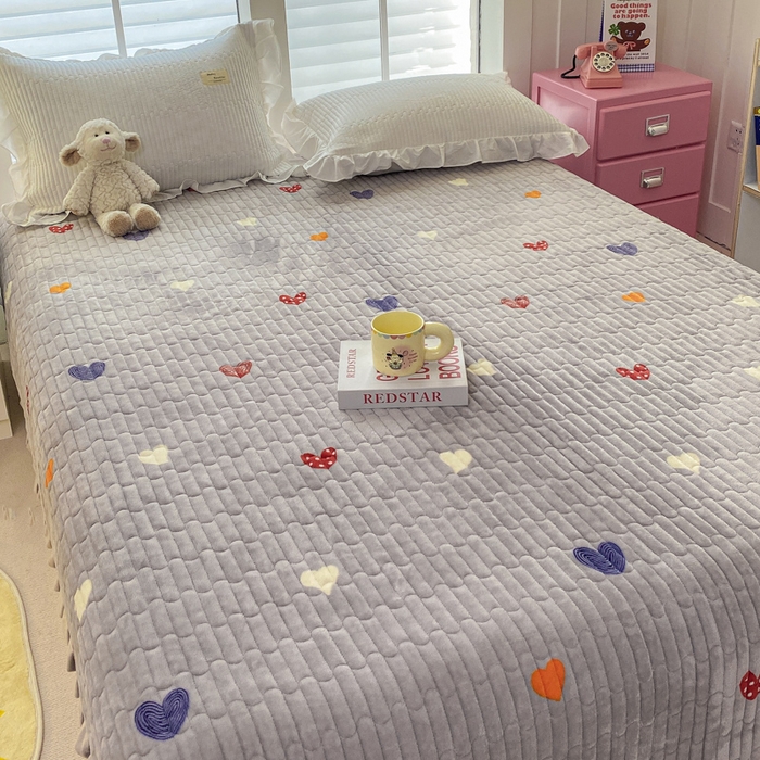 91家纺网 家纺一手货源 找家纺 胜权家纺 2024秋冬新款印花牛奶绒加厚保暖圆角花边夹棉床盖 多彩爱心灰