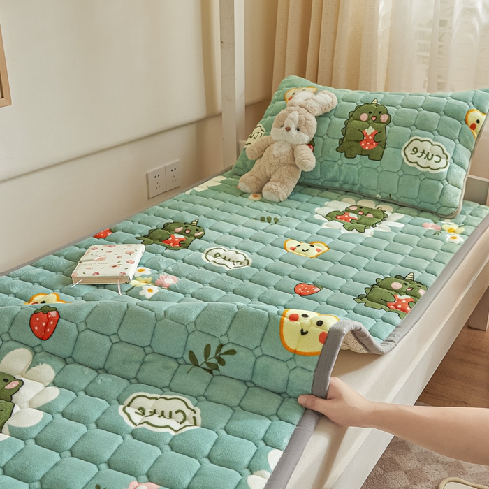 91家纺网 家纺一手货源 找家纺 卡伦家纺 2025新款A类牛奶绒夹棉加厚床垫学生宿舍单人床垫 呆萌恐龙