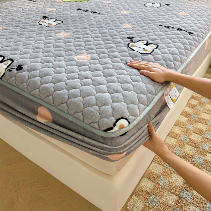 91家纺网 家纺一手货源 找家纺 康纳利 2024新款A类抗菌加厚牛奶绒印花夹棉包边床笠可搭配同款四件套提供买家秀 波点兔