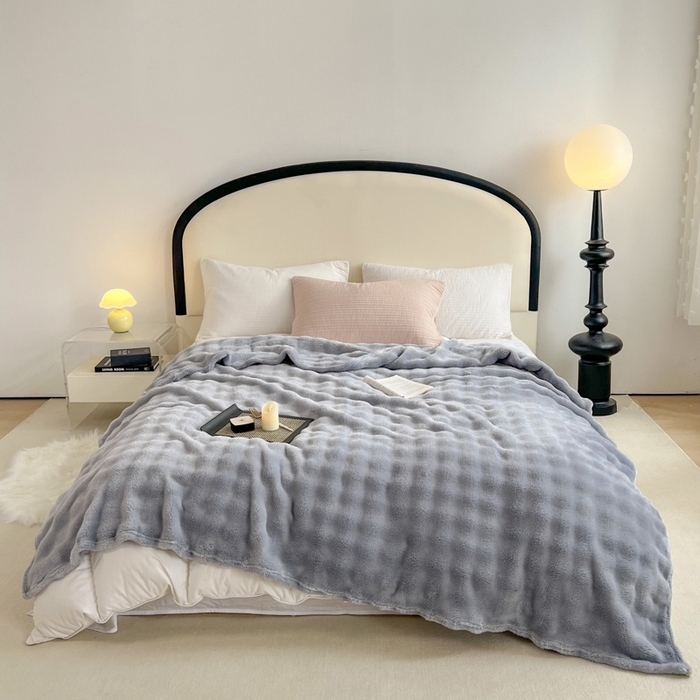 91家纺网 家纺一手货源 找家纺 羋多（原穆琪）2024新款高克重牛奶绒仿兔毛泡泡毛毯双面绒床单办公室多功能盖毯午睡沙发毯披肩毯 太空灰