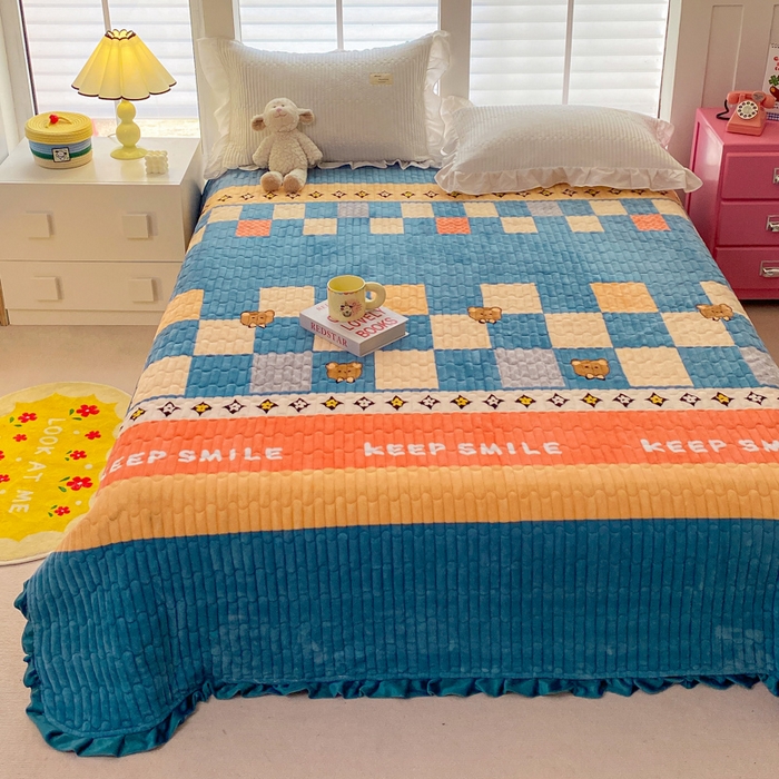 91家纺网 家纺一手货源 找家纺 胜权家纺 2024秋冬新款印花牛奶绒加厚保暖圆角花边夹棉床盖 格子熊