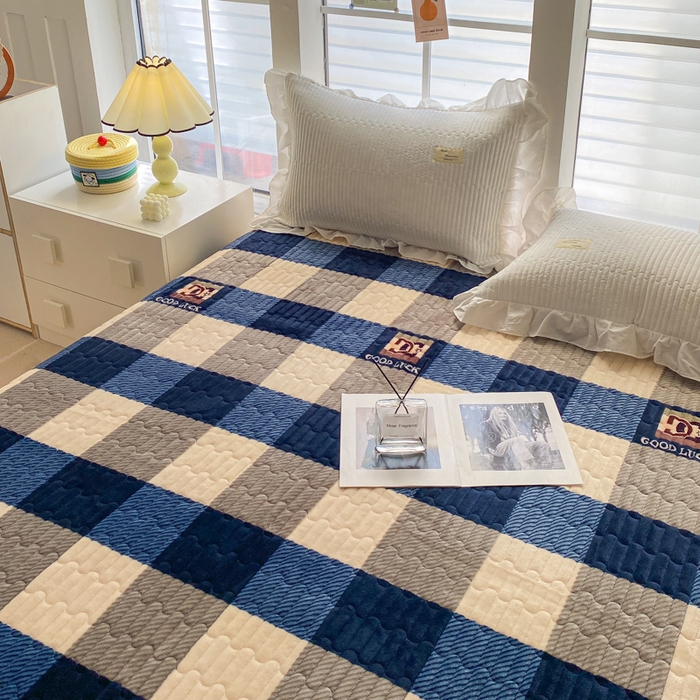 91家纺网 家纺一手货源 找家纺 胜权家纺 2024秋冬新款印花牛奶绒加厚保暖圆角花边夹棉床盖 蓝大格