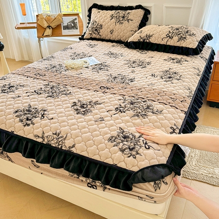 91家纺网 家纺一手货源 找家纺 康纳利 2024新款A类抗菌加厚牛奶绒夹棉花边款床笠看搭配同款四件套提供买家秀 花意-咖