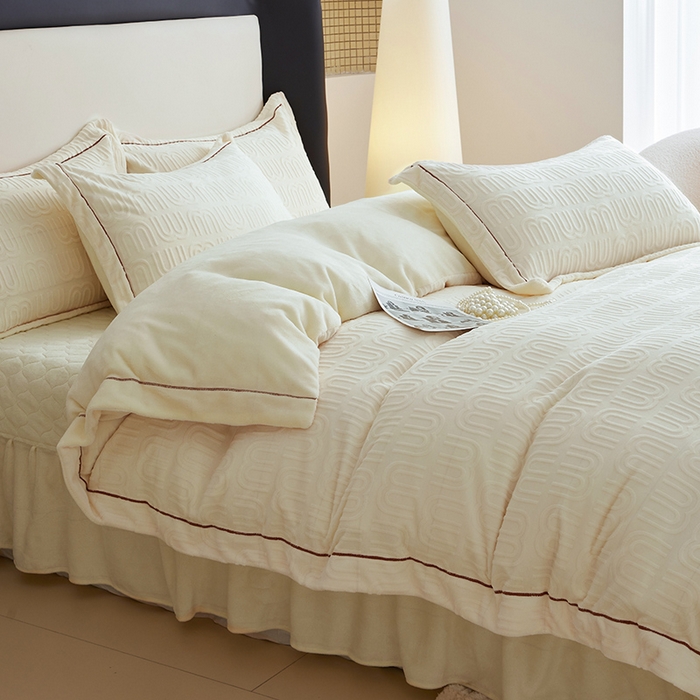 91家纺网 家纺一手货源 找家纺 舒梦琪家纺 2024新款雕花绒床盖一字绣四件套 min奶白