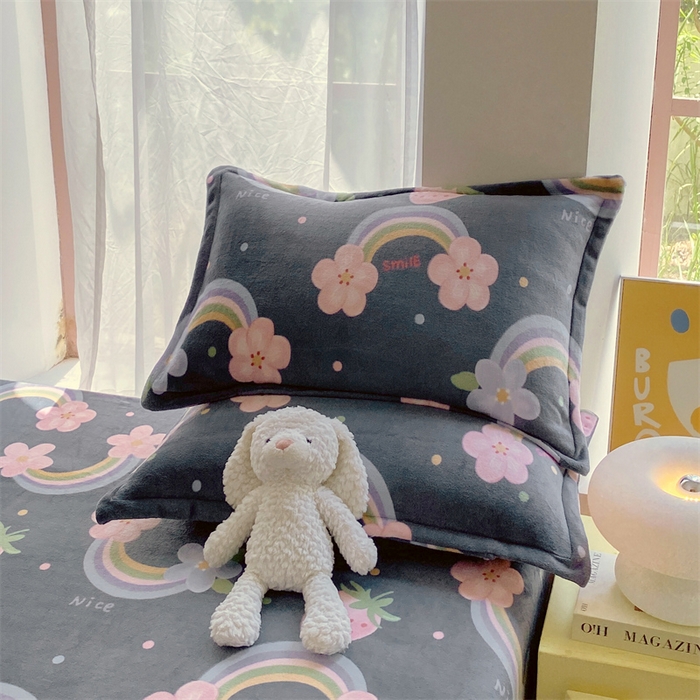 91家纺网 家纺一手货源 找家纺 凯儿家纺 2024新款A类牛奶绒印花枕套 微笑草莓