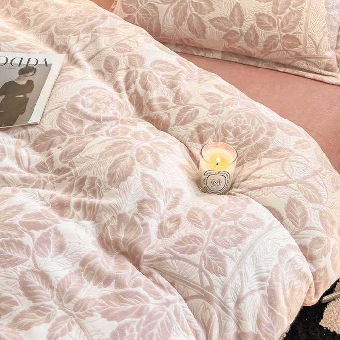 91家纺网 家纺一手货源 找家纺 2024新款A类高克重立体浮雕牛奶绒加厚保暖系列-四件套 爱意浓粉