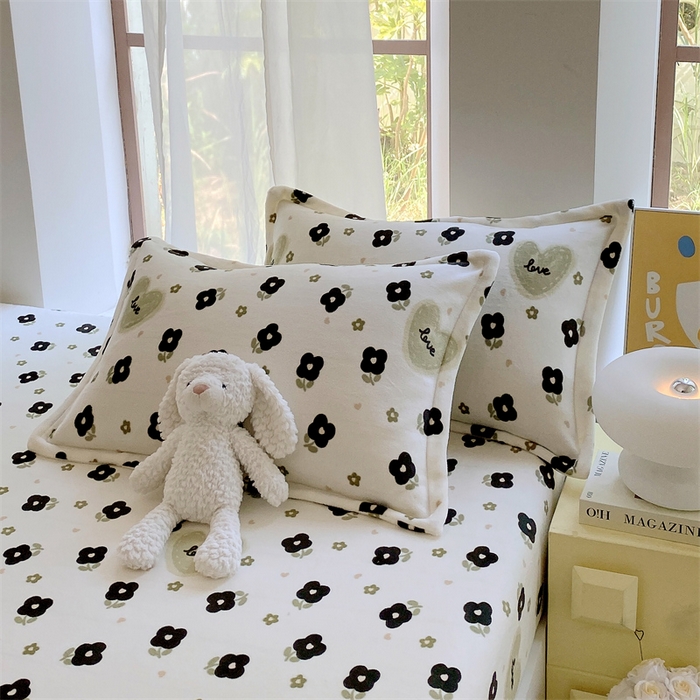 91家纺网 家纺一手货源 找家纺 凯儿家纺 2024新款A类牛奶绒印花枕套 爱心幸运草