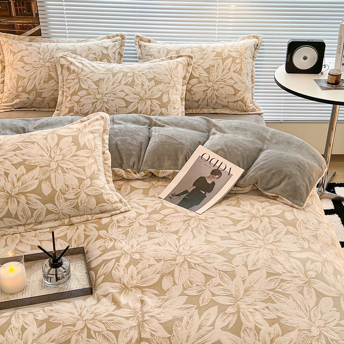 91家纺网 家纺一手货源 找家纺 2024新款A类高克重立体浮雕牛奶绒加厚保暖系列-四件套 春之物语绿灰