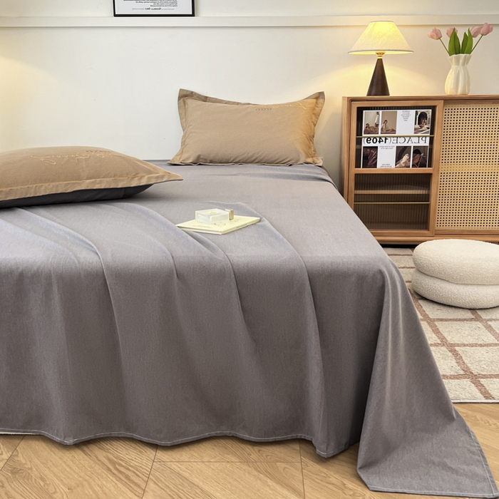 91家纺网 家纺一手货源 找家纺 菲梵家纺 2025新款纯色双拼全棉加厚磨毛刺绣款套单床单（自然光场景） 高级灰