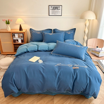 91家纺网 家纺一手货源 找家纺 菲梵家纺 2025新款纯色双拼全棉加厚磨毛刺绣款四件套（自然光场景） 宾利蓝+月光蓝
