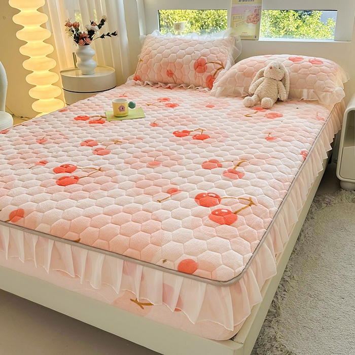 91家纺网 家纺一手货源 找家纺 伊人坊 2024冬季加厚牛奶绒花边夹棉床笠三件套纯色印花花边款床垫保护套 爱心樱桃