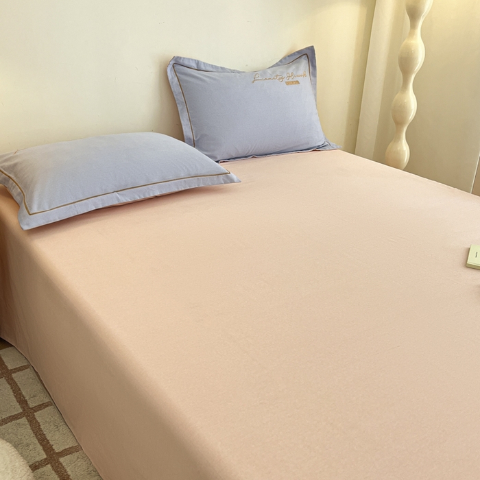 91家纺网 家纺一手货源 找家纺 菲梵家纺 2025新款纯色双拼全棉加厚磨毛刺绣款套单床单（自然光场景） 少女粉