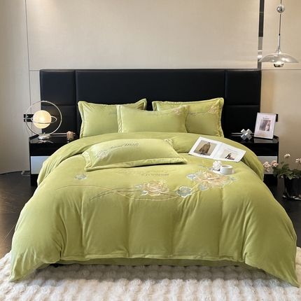 91家纺网 家纺一手货源 找家纺 诺梵家纺 2025新款牛奶绒绣花绒四件套 芳华-抹茶绿