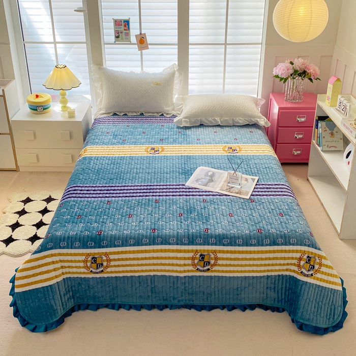 91家纺网 家纺一手货源 找家纺 胜权家纺 2024秋冬新款印花牛奶绒加厚保暖圆角花边夹棉床盖 海军CD