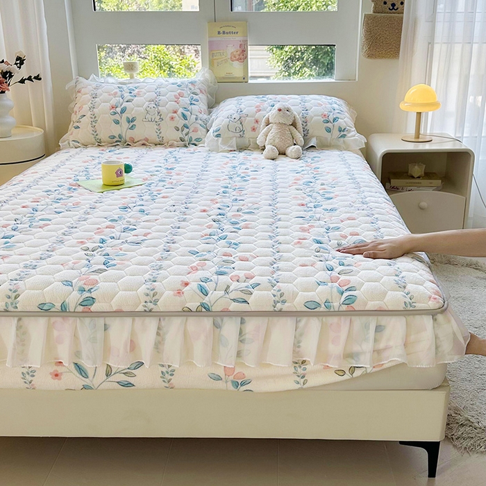 91家纺网 家纺一手货源 找家纺 伊人坊 2024冬季加厚牛奶绒花边夹棉床笠三件套纯色印花花边款床垫保护套 花枝蔓兔