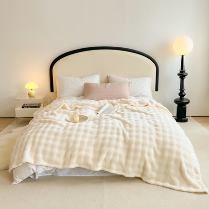 91家纺网 家纺一手货源 找家纺 羋多（原穆琪）2024新款高克重牛奶绒仿兔毛泡泡毛毯双面绒床单办公室多功能盖毯午睡沙发毯披肩毯 月光白