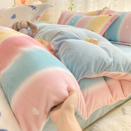 91家纺网 家纺一手货源 找家纺 康纳利 2024新款A类高克重牛奶绒小清新印花四件套提供买家秀 彩虹草莓