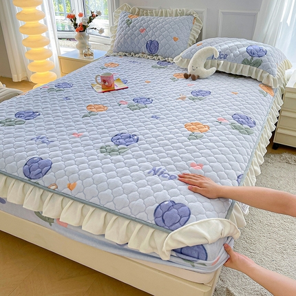 91家纺网 家纺一手货源 找家纺 康纳利 2024新款A类抗菌加厚牛奶绒夹棉花边款床笠看搭配同款四件套提供买家秀 郁意盛开