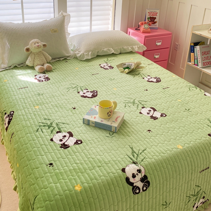 91家纺网 家纺一手货源 找家纺 胜权家纺 2024秋冬新款印花牛奶绒加厚保暖圆角花边夹棉床盖 可爱熊猫绿