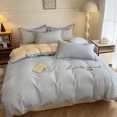 91家纺网 家纺一手货源 找家纺 菲梵家纺 2025新款纯色双拼全棉加厚磨毛刺绣款四件套（自然光场景） 天空蓝+奶昔白