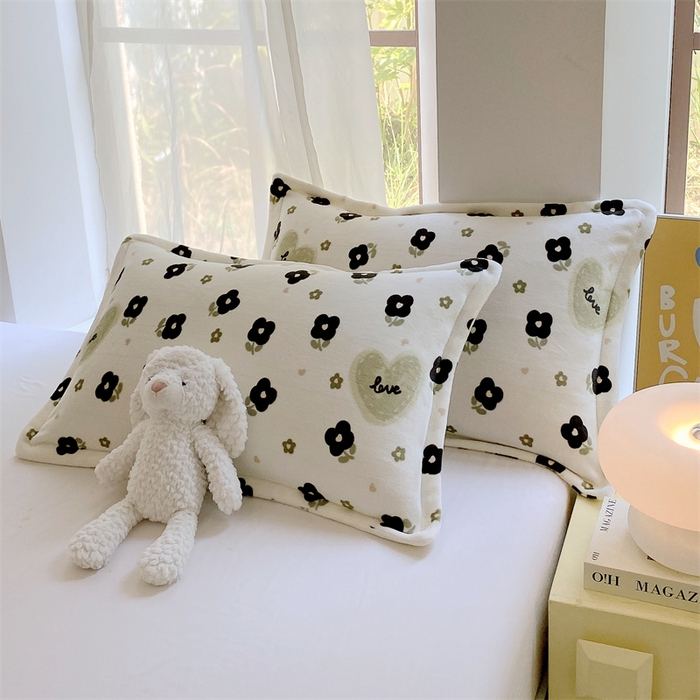 91家纺网 家纺一手货源 找家纺 凯儿家纺 2024新款A类牛奶绒印花枕套 爱心幸运草