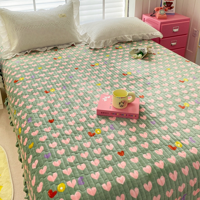 91家纺网 家纺一手货源 找家纺 胜权家纺 2024秋冬新款印花牛奶绒加厚保暖圆角花边夹棉床盖 多彩爱心绿