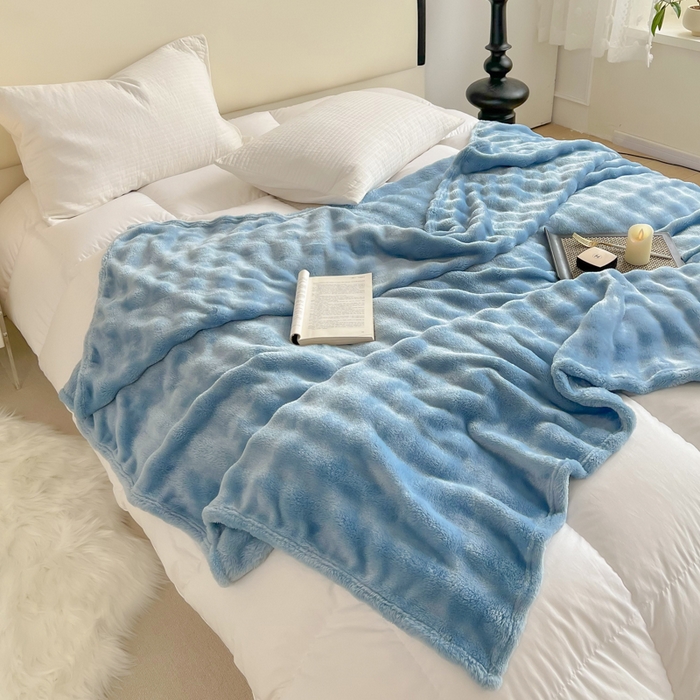 91家纺网 家纺一手货源 找家纺 羋多（原穆琪）2024新款高克重牛奶绒仿兔毛泡泡毛毯双面绒床单办公室多功能盖毯午睡沙发毯披肩毯 天青蓝