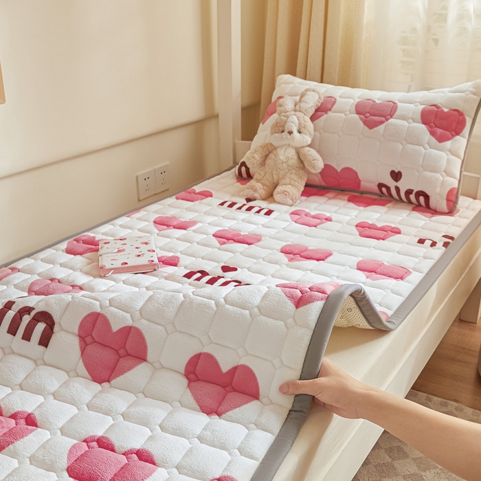 91家纺网 家纺一手货源 找家纺 卡伦家纺 2025新款A类牛奶绒夹棉加厚床垫学生宿舍单人床垫 甜蜜爱心