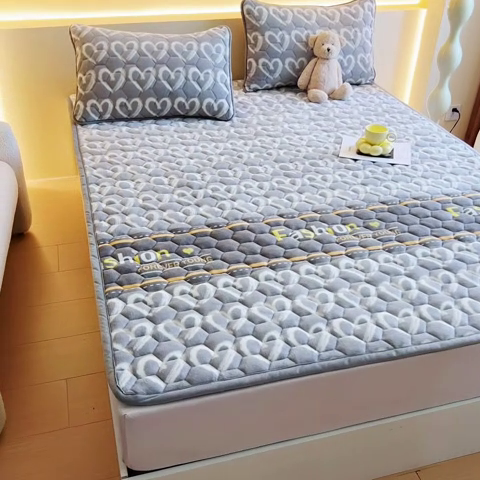 91家纺网 家纺一手货源 找家纺 情煊家纺 2024新款A类牛奶绒印花夹棉床垫 心相印