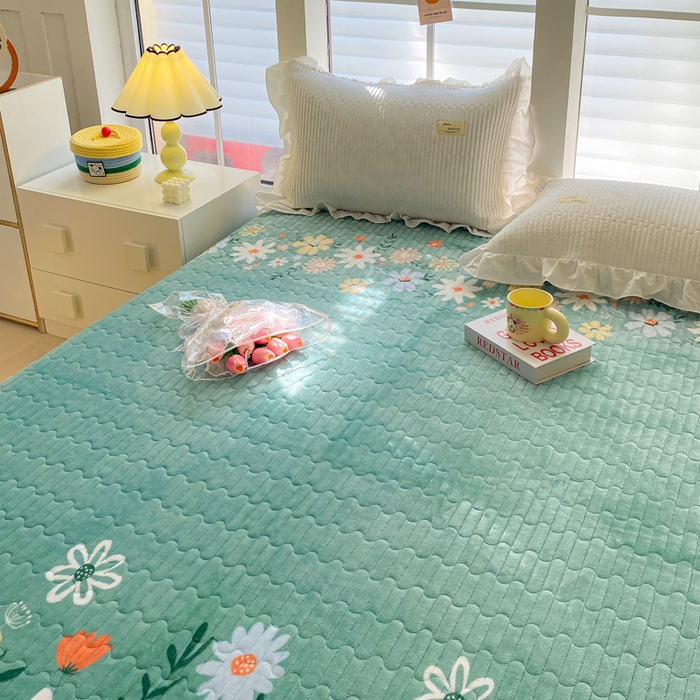 91家纺网 家纺一手货源 找家纺 胜权家纺 2024秋冬新款印花牛奶绒加厚保暖圆角花边夹棉床盖 花开浪漫绿