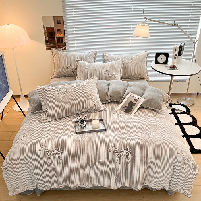 91家纺网 家纺一手货源 找家纺 2024新款A类高克重立体浮雕牛奶绒加厚保暖系列-枕套 斑马灰