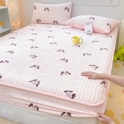 91家纺网 家纺一手货源 找家纺 Sweet dreams甜梦 2024新款牛奶绒蝴蝶结印花夹棉床笠 眼镜小兔