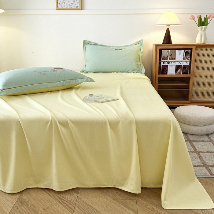 91家纺网 家纺一手货源 找家纺 菲梵家纺 2025新款纯色双拼全棉加厚磨毛刺绣款套单床单（自然光场景） 气质黄