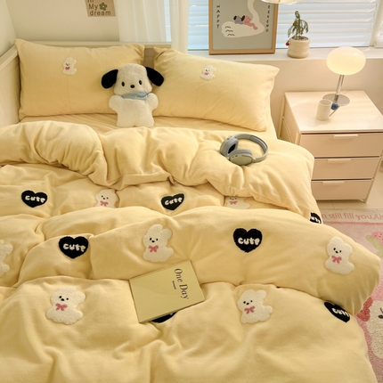 91家纺网 家纺一手货源 找家纺 亨通家纺 2024新款牛奶绒毛巾绣四件套系列-萌萌狗 萌萌狗-奶黄