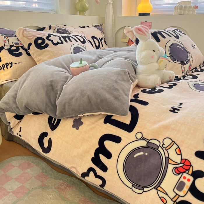 91家纺网 家纺一手货源 找家纺 2024新款小清新牛奶绒高克重加厚保暖四件套 太空人