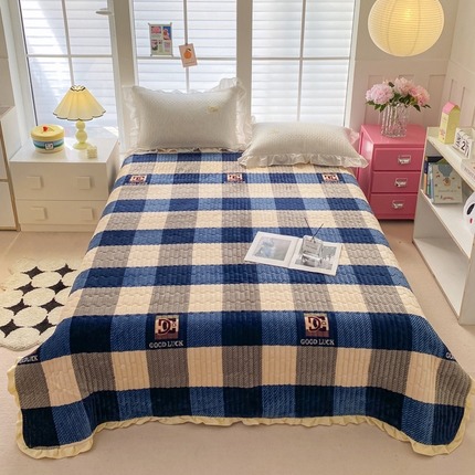 胜权家纺 2024秋冬新款印花牛奶绒加厚保暖圆角花边夹棉床盖 蓝大格