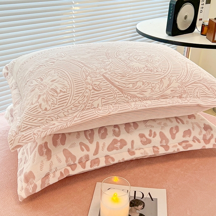 91家纺网 家纺一手货源 找家纺 （总）2024新款A类高克重立体浮雕牛奶绒加厚保暖系列-枕套