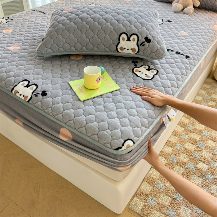 91家纺网 家纺一手货源 找家纺 康纳利 2024新款A类抗菌加厚牛奶绒印花夹棉包边床笠可搭配同款四件套提供买家秀 波点兔